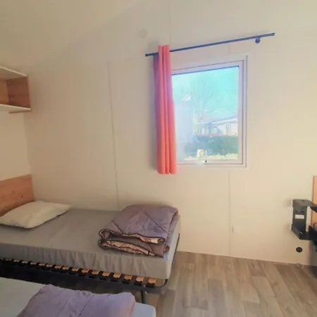 Mobil-home Confortable Avec Terrasse A Pour 5 Personnes - Api-1-52-1551